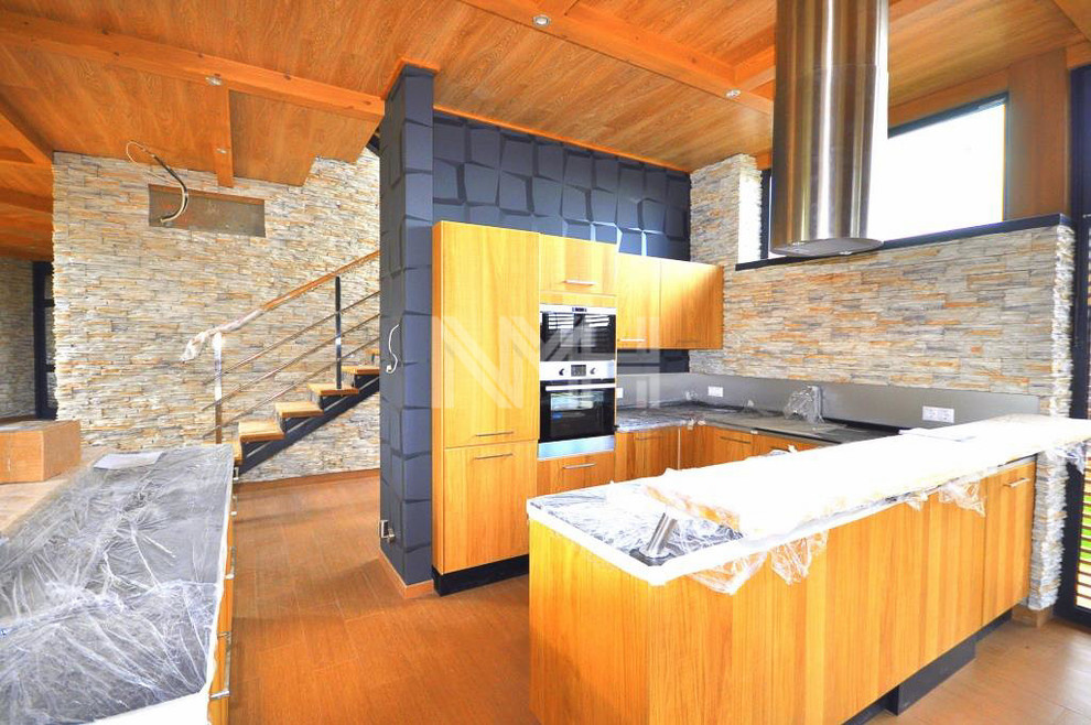 Дом из натуральных материалов в стиле хай-тек