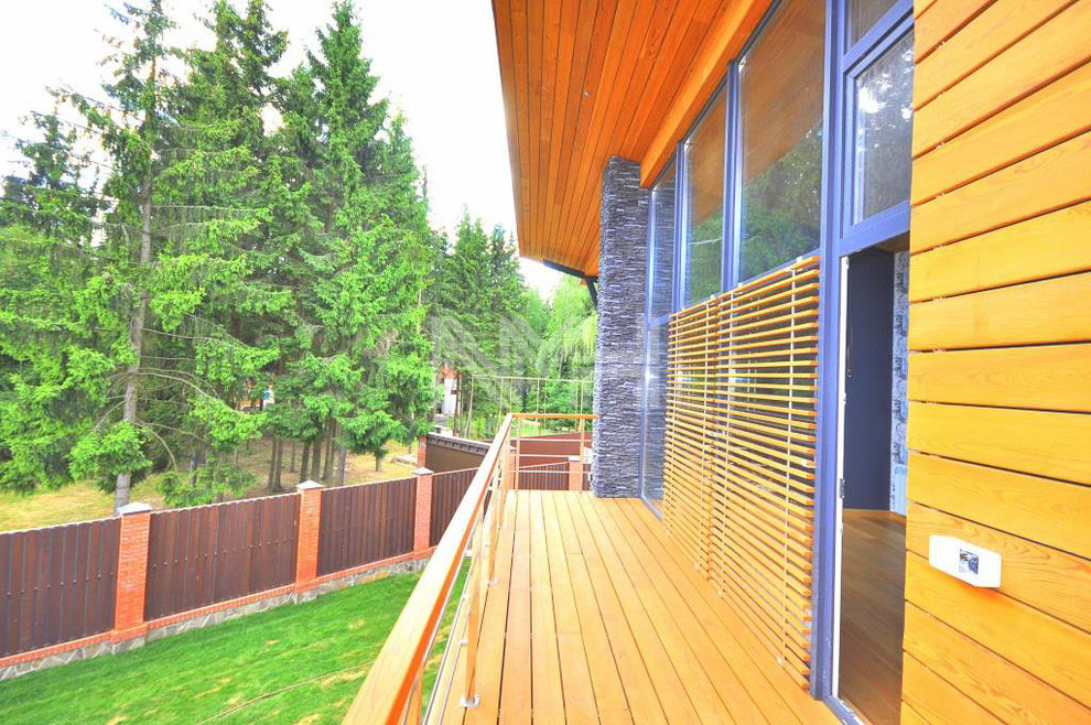 Дом из натуральных материалов в стиле хай-тек