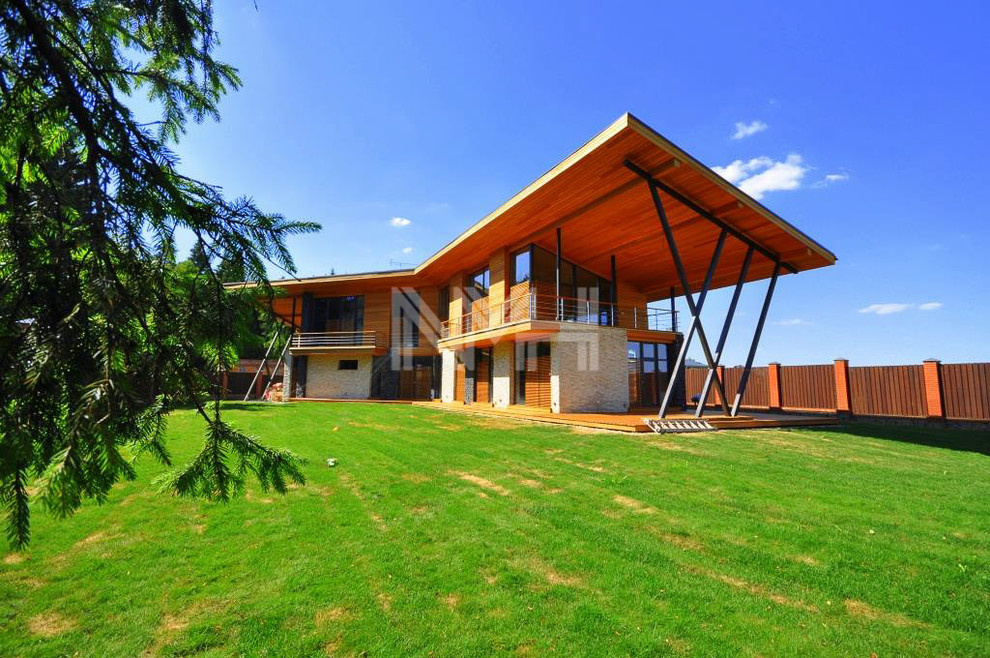 Дом из натуральных материалов в стиле хай-тек