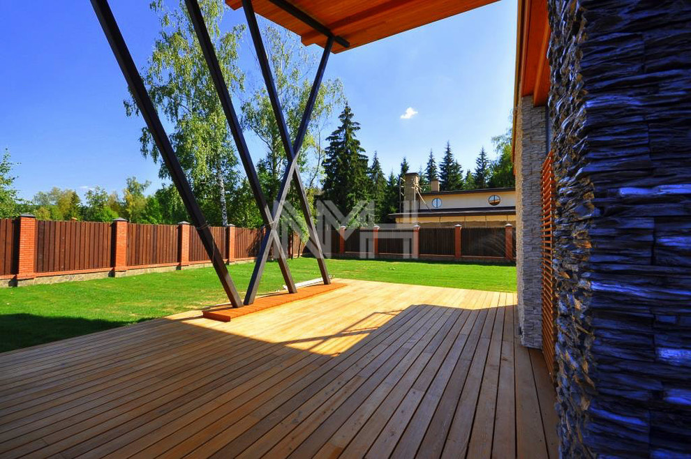 Дом из натуральных материалов в стиле хай-тек