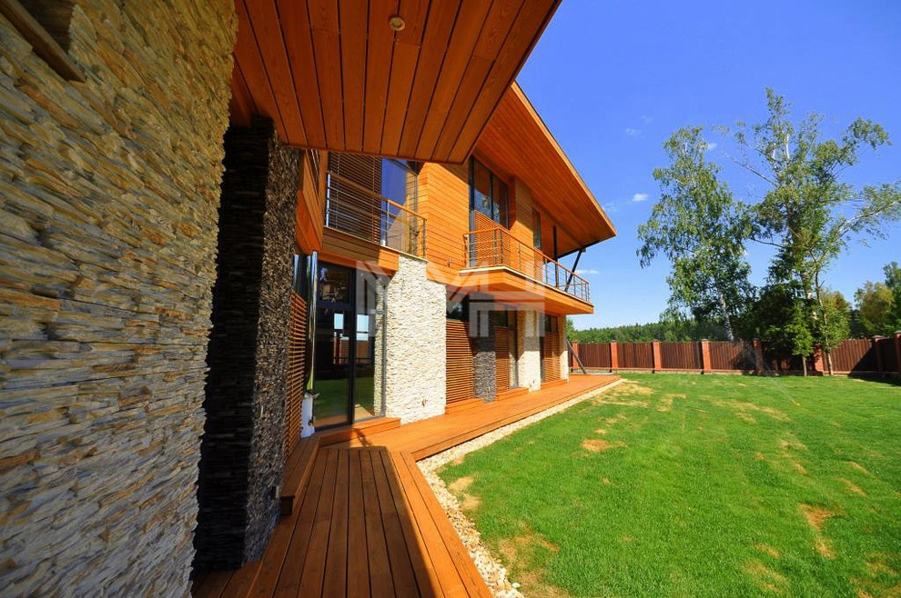 Дом из натуральных материалов в стиле хай-тек