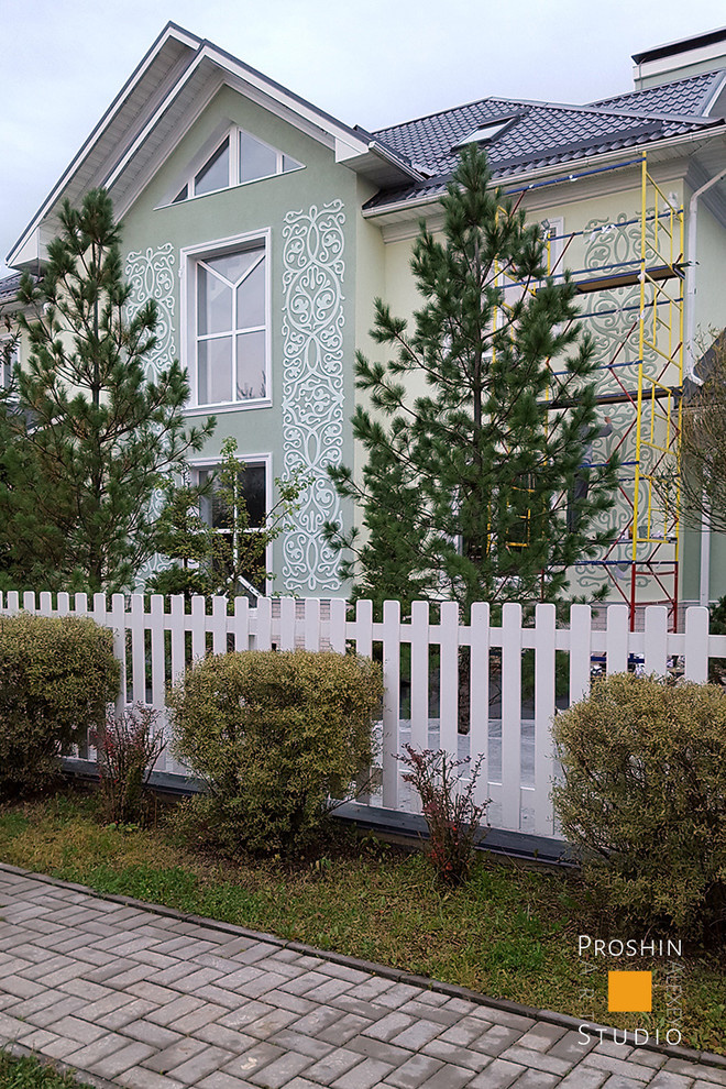 Орнаментальная роспись фасада загородного дома.