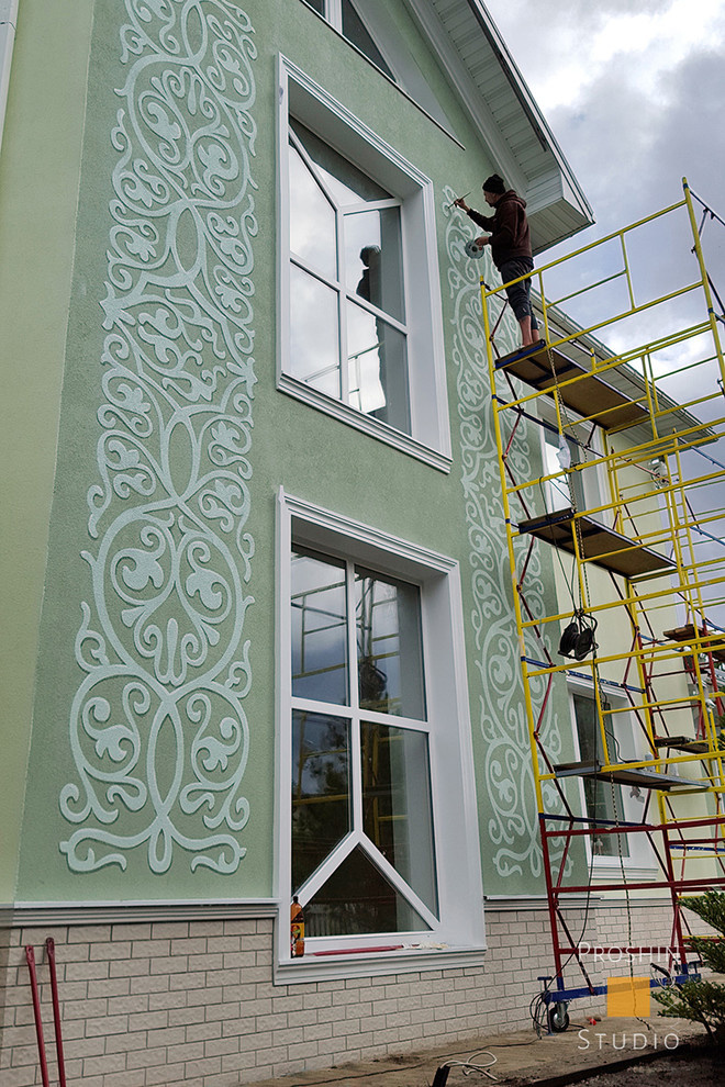 Орнаментальная роспись фасада загородного дома.