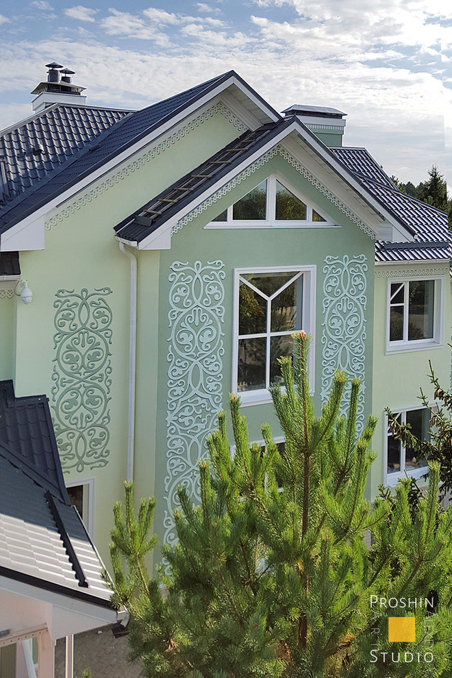 Орнаментальная роспись фасада загородного дома.