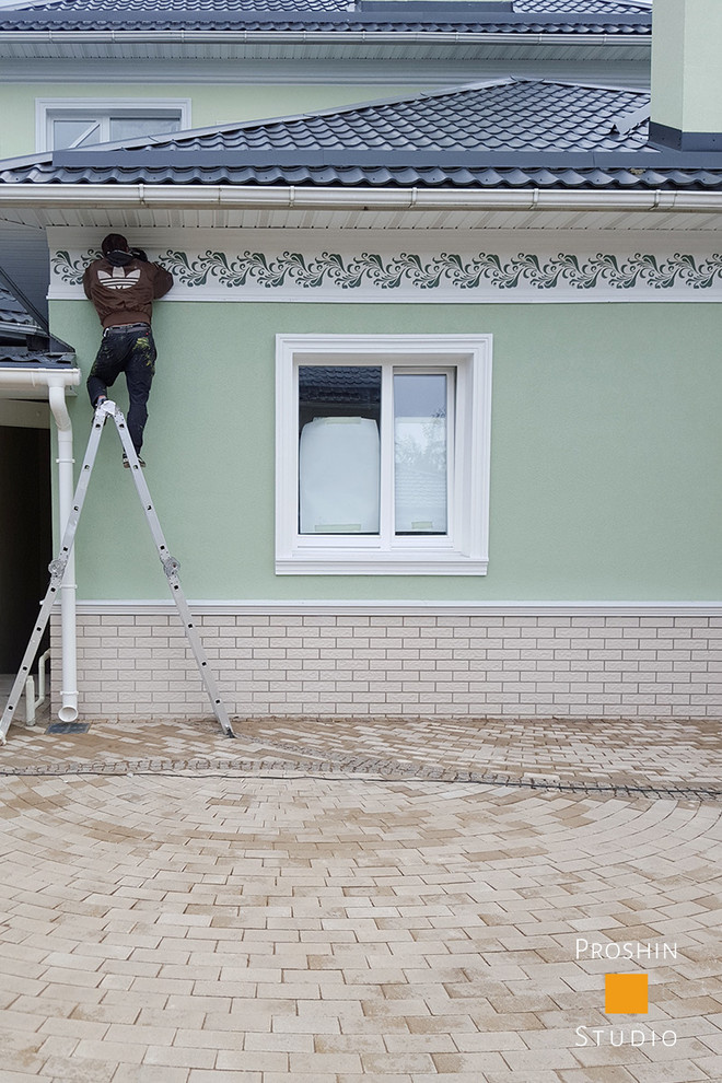 Орнаментальная роспись фасада загородного дома.