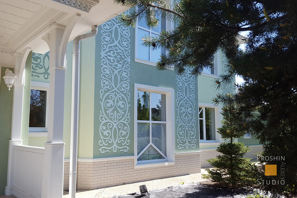 Орнаментальная роспись фасада загородного дома.