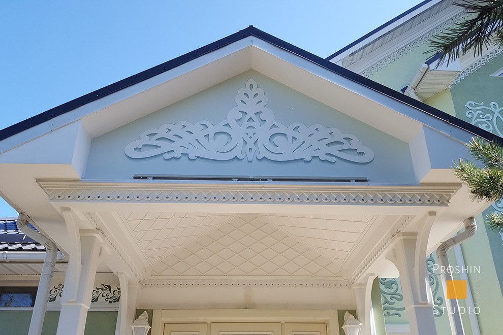 Орнаментальная роспись фасада загородного дома.