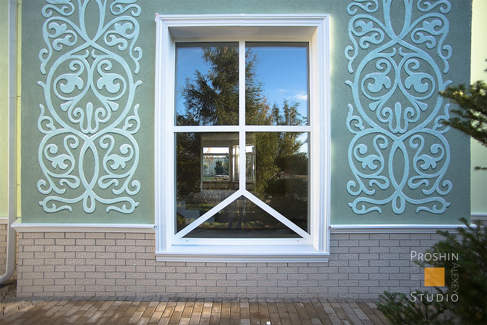 Орнаментальная роспись фасада загородного дома.