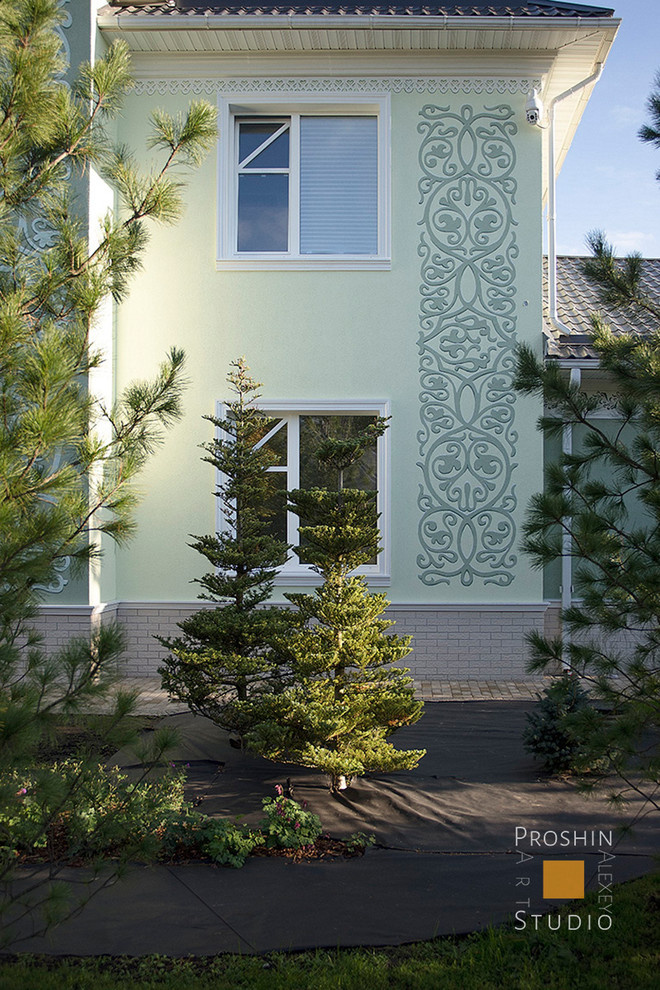 Орнаментальная роспись фасада загородного дома.