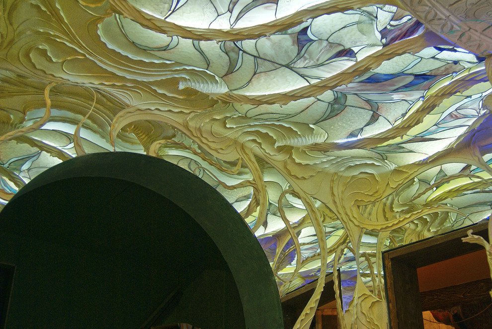 Подвесной витражный потолок в скульптурной композиции Алексея Коробки.