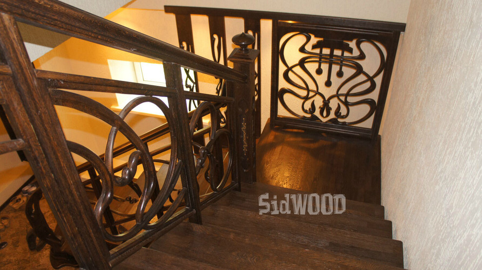 Дубовая лестница с резными перилами