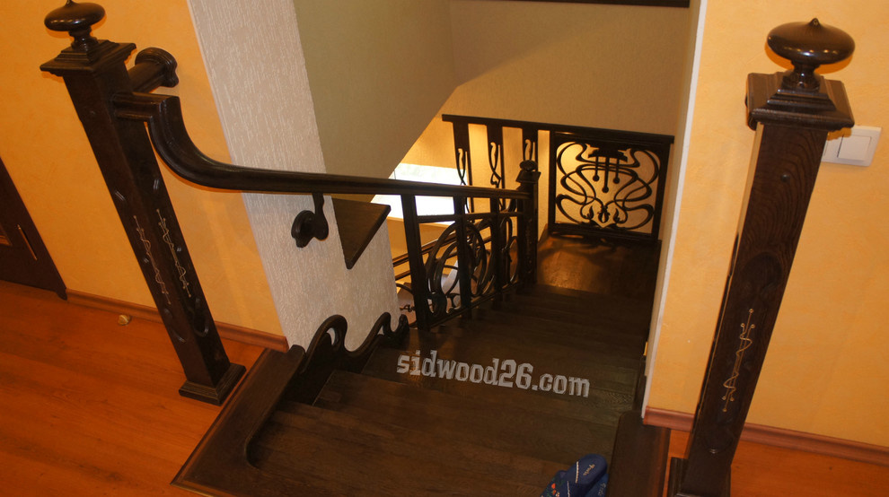 Дубовая лестница с резными перилами