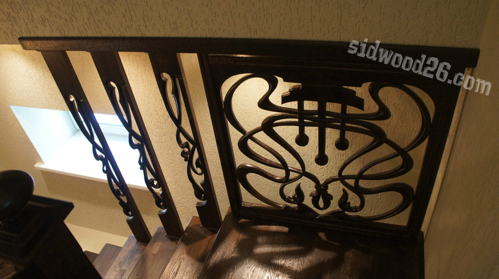 Дубовая лестница с резными перилами