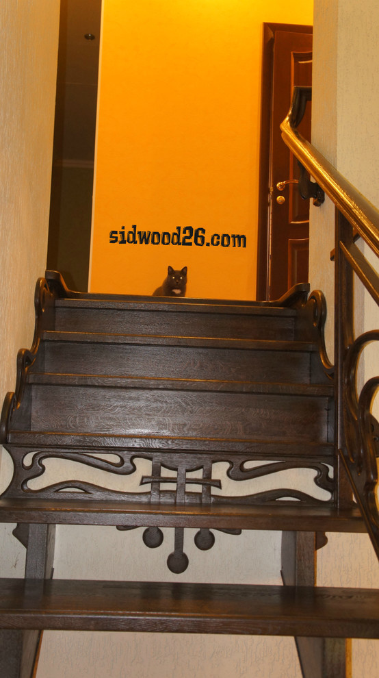 Дубовая лестница с резными перилами
