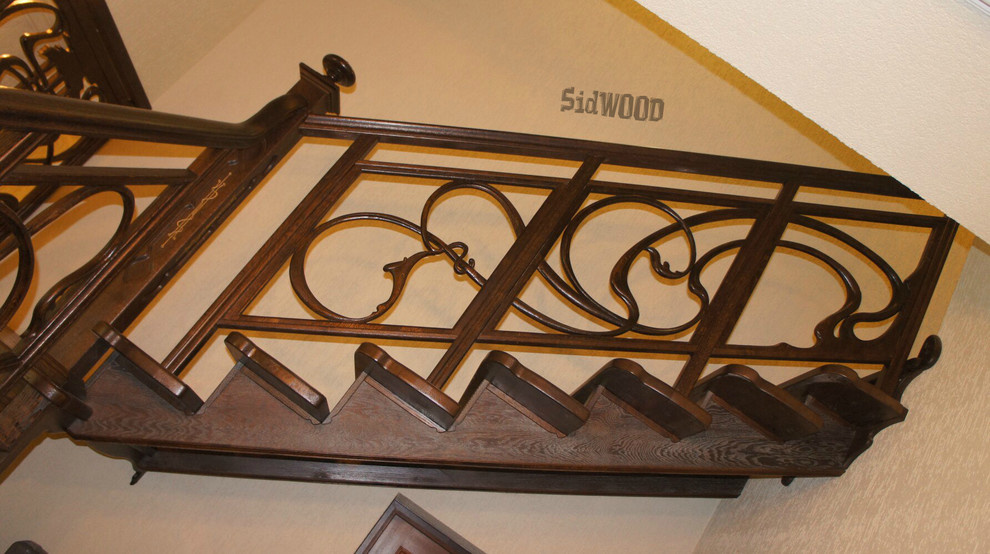 Дубовая лестница с резными перилами