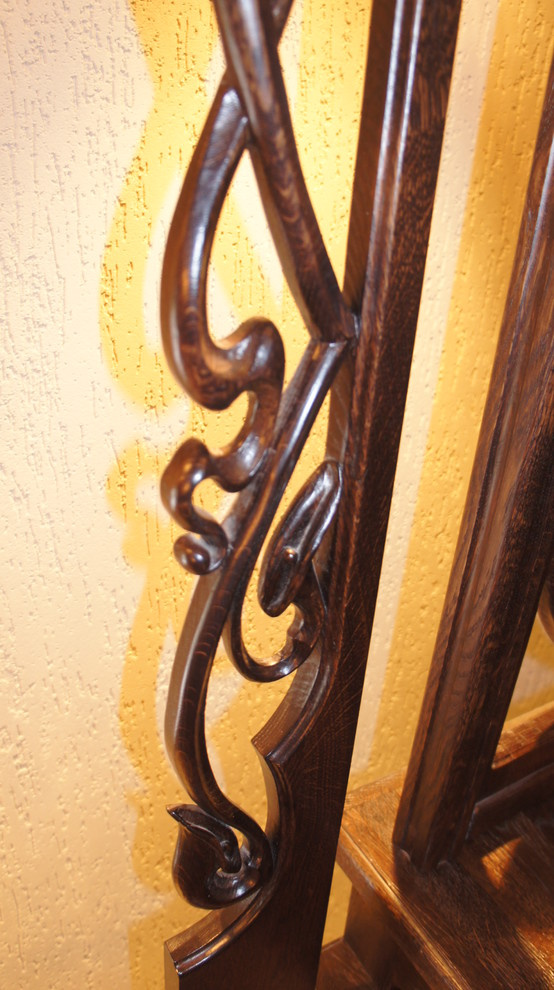 Дубовая лестница с резными перилами