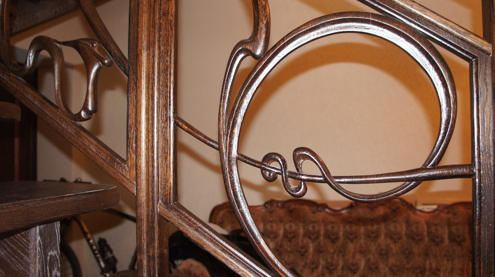 Дубовая лестница с резными перилами