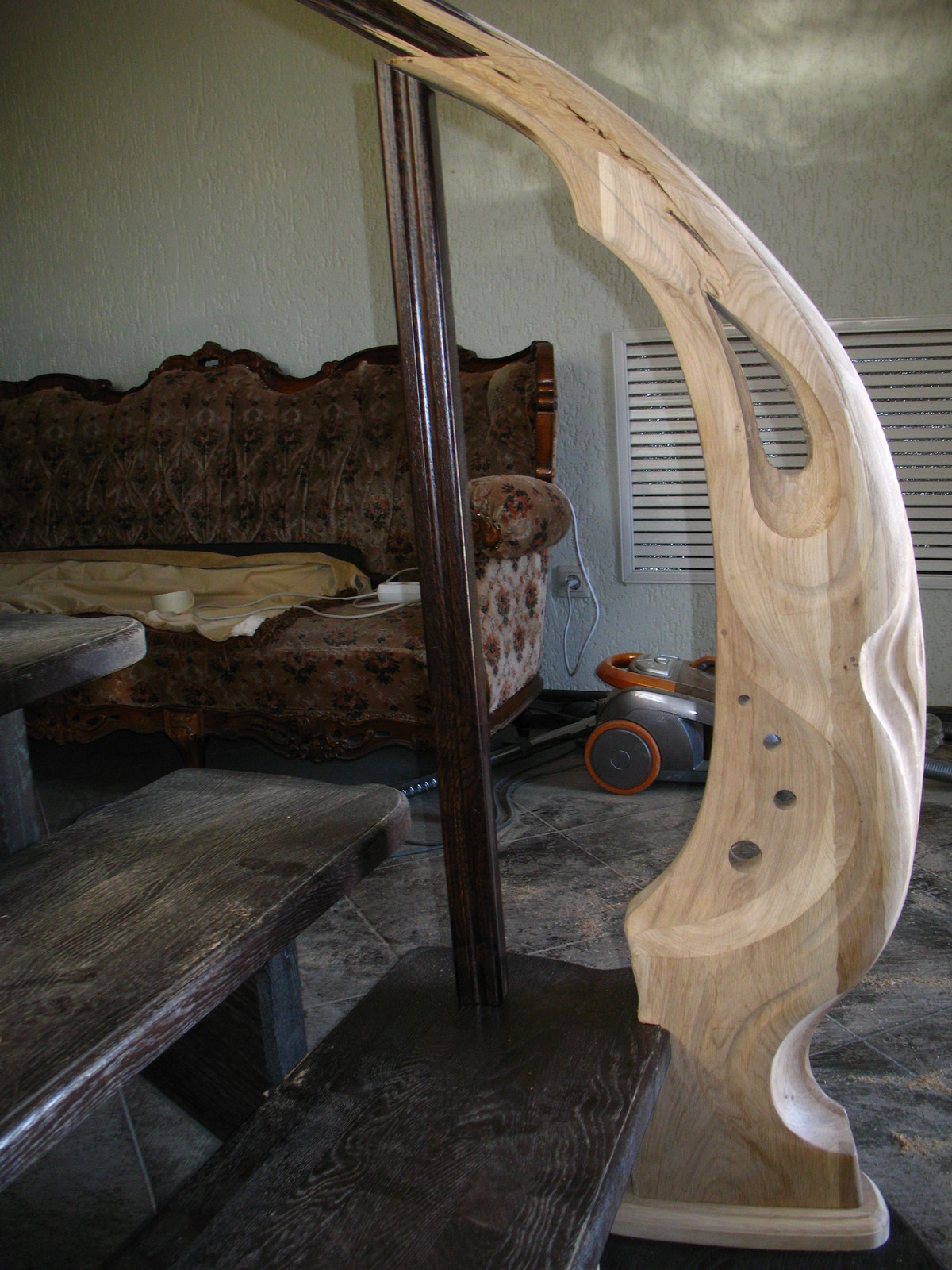 Дубовая лестница с резными перилами