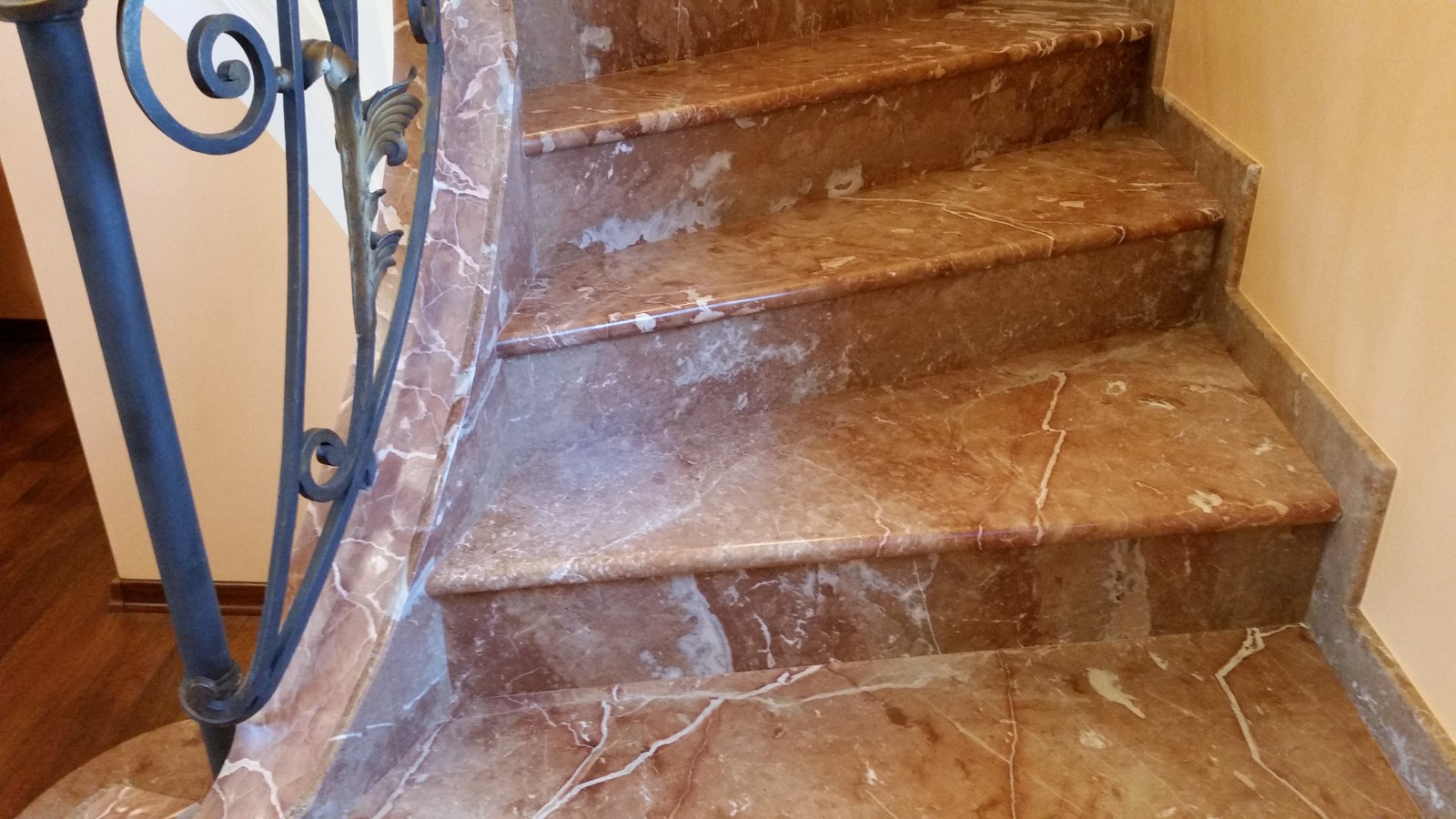 Декорирование пространства под перилами мраморной лестницы