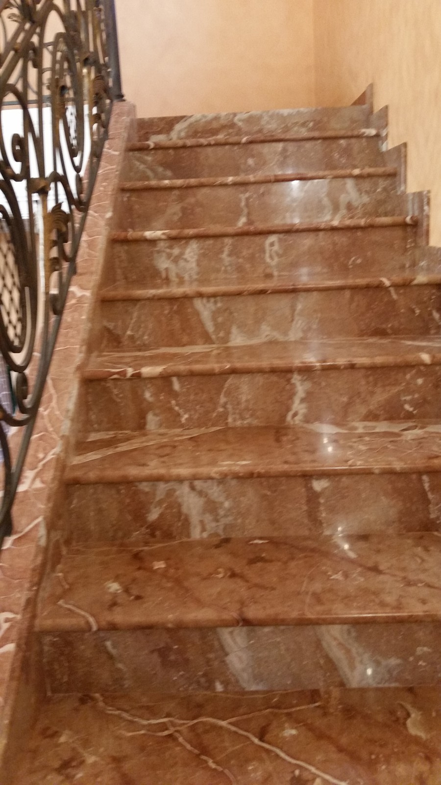 Декорирование пространства под перилами мраморной лестницы