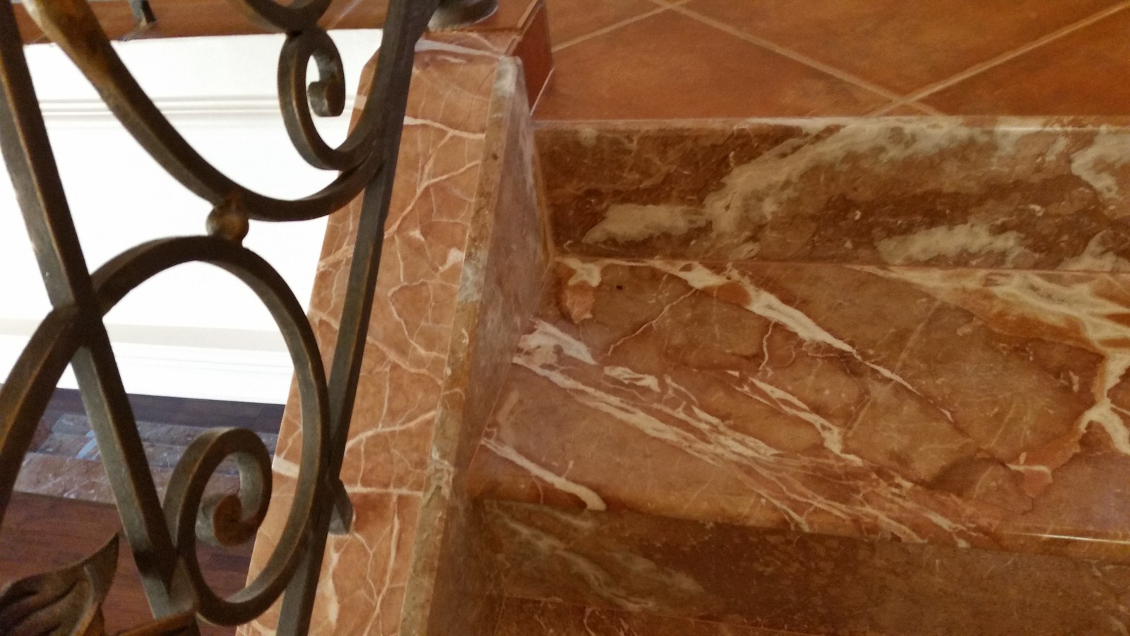 Декорирование пространства под перилами мраморной лестницы