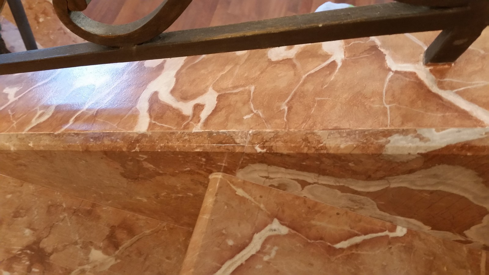 Декорирование пространства под перилами мраморной лестницы