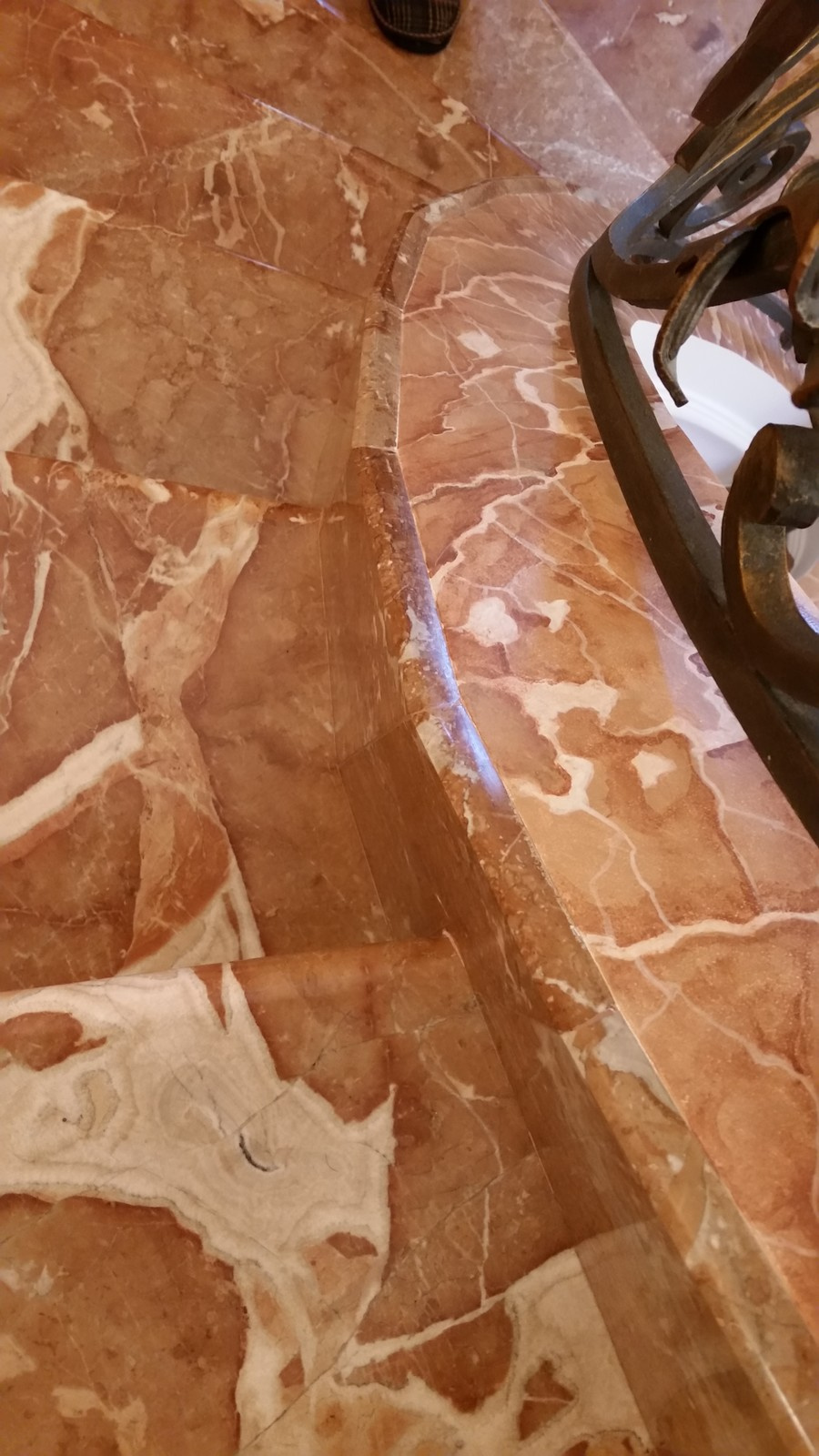 Декорирование пространства под перилами мраморной лестницы