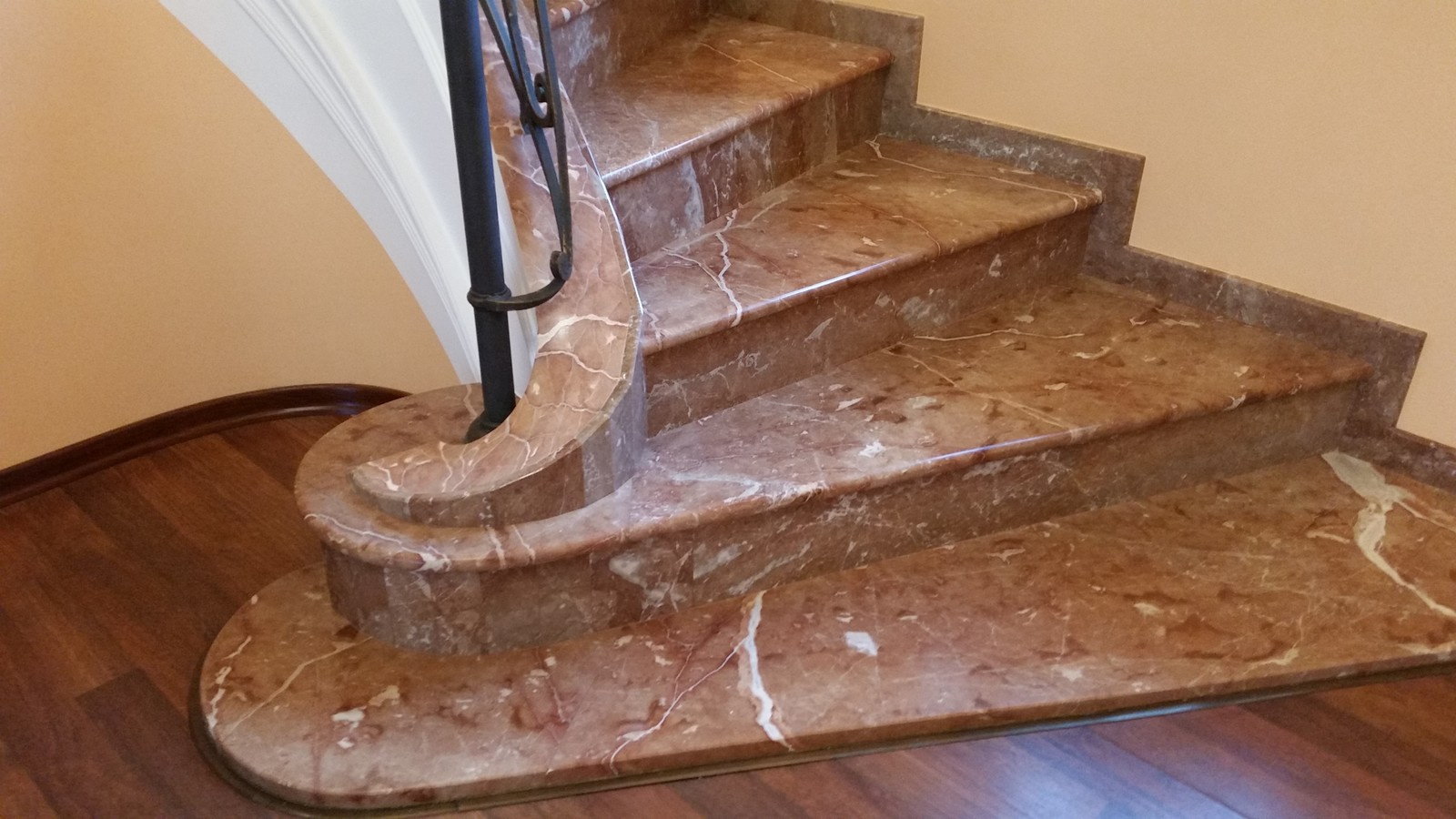 Декорирование пространства под перилами мраморной лестницы