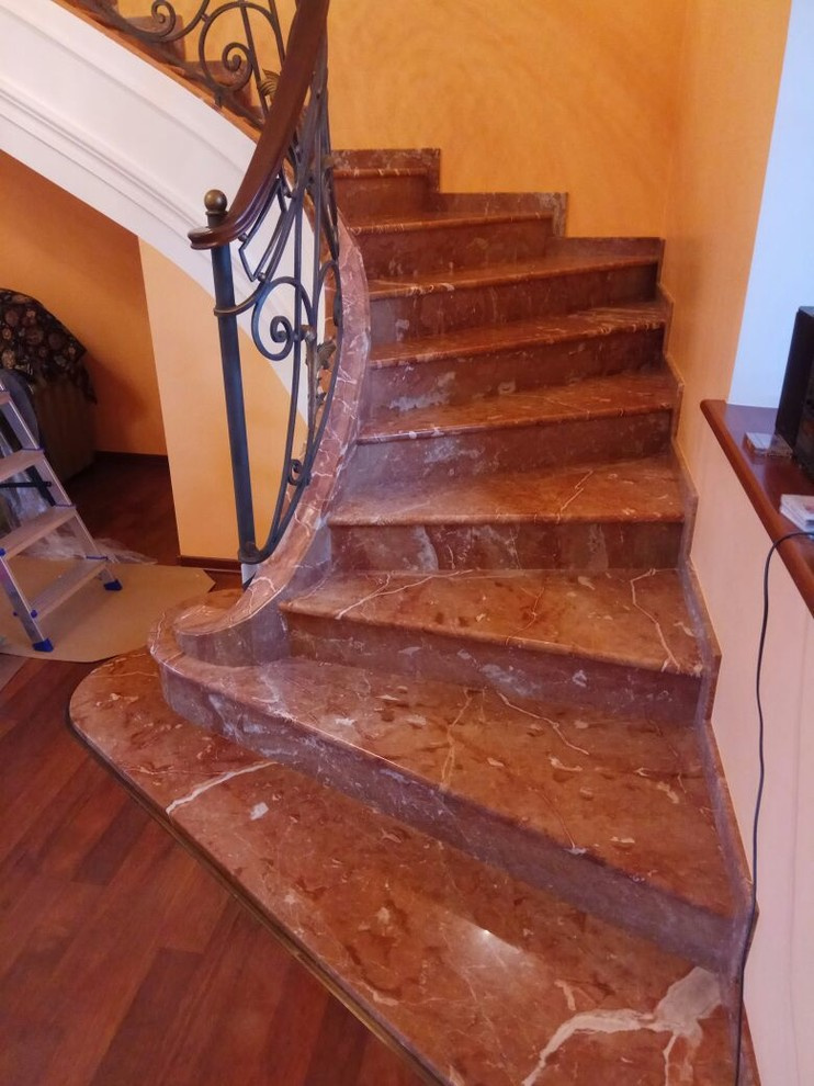 Декорирование пространства под перилами мраморной лестницы