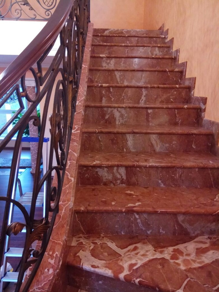 Декорирование пространства под перилами мраморной лестницы