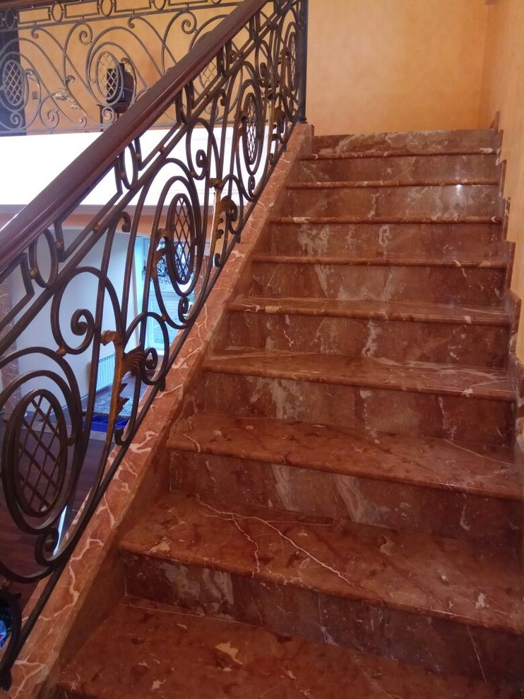 Декорирование пространства под перилами мраморной лестницы