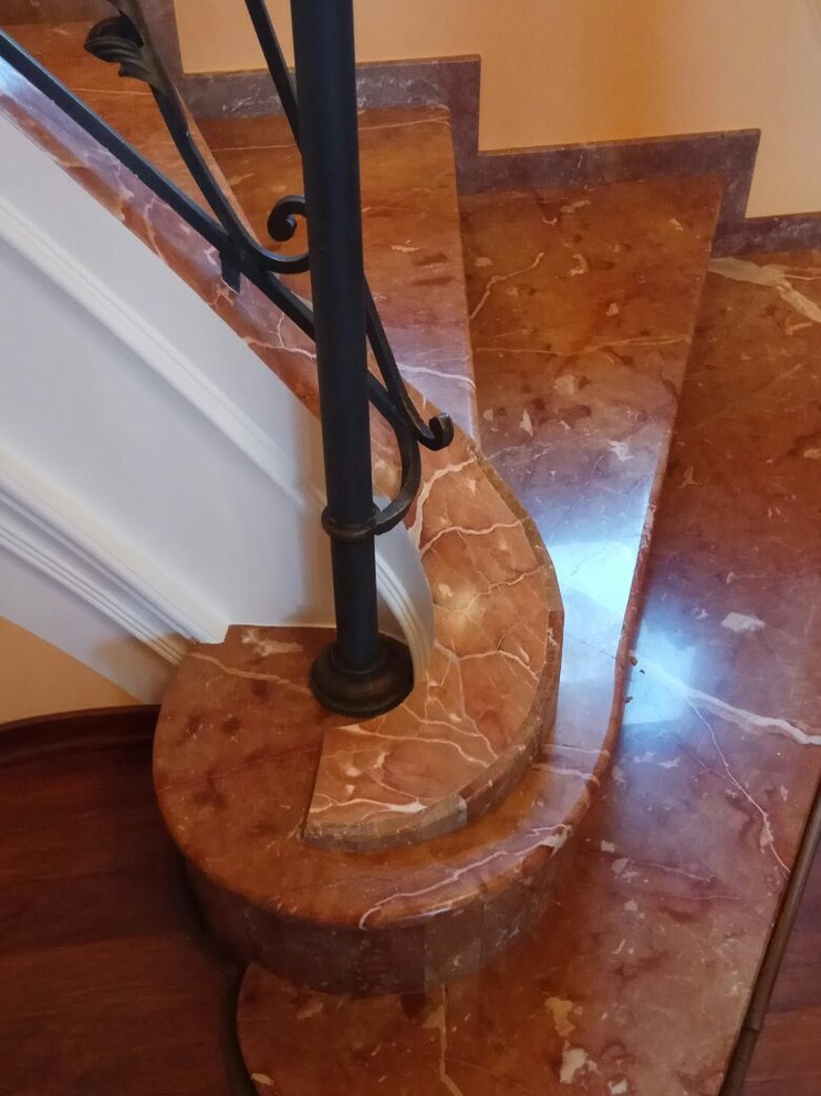 Обложка проекта: Декорирование пространства под перилами мраморной лестницы