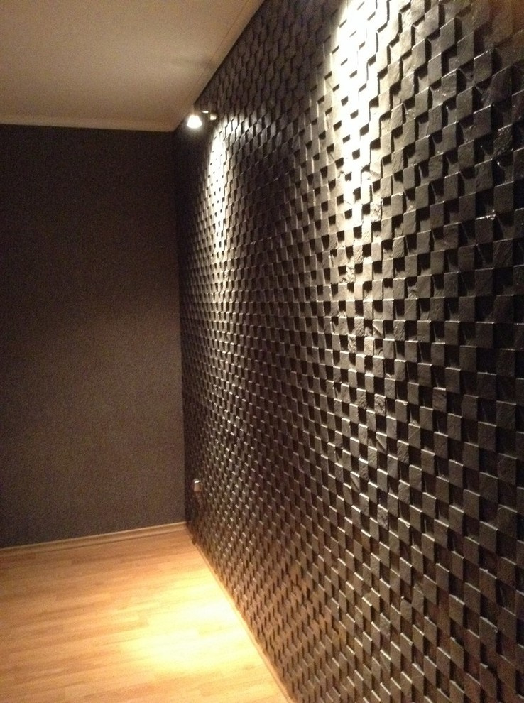 Стена оформлена Сланцом ШАХМАТКА в черном цвете