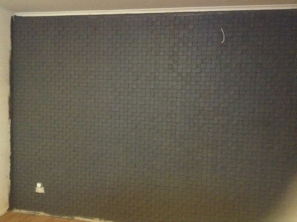 Стена оформлена Сланцом ШАХМАТКА в черном цвете