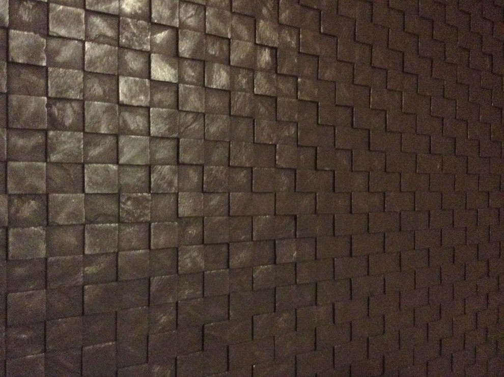 Стена оформлена Сланцом ШАХМАТКА в черном цвете