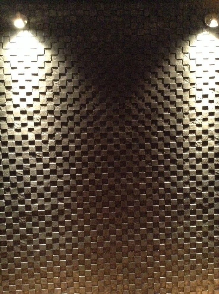 Стена оформлена Сланцом ШАХМАТКА в черном цвете