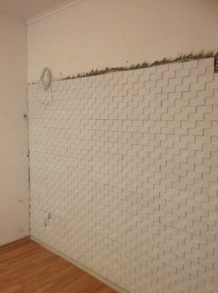 Стена оформлена Сланцом ШАХМАТКА в черном цвете