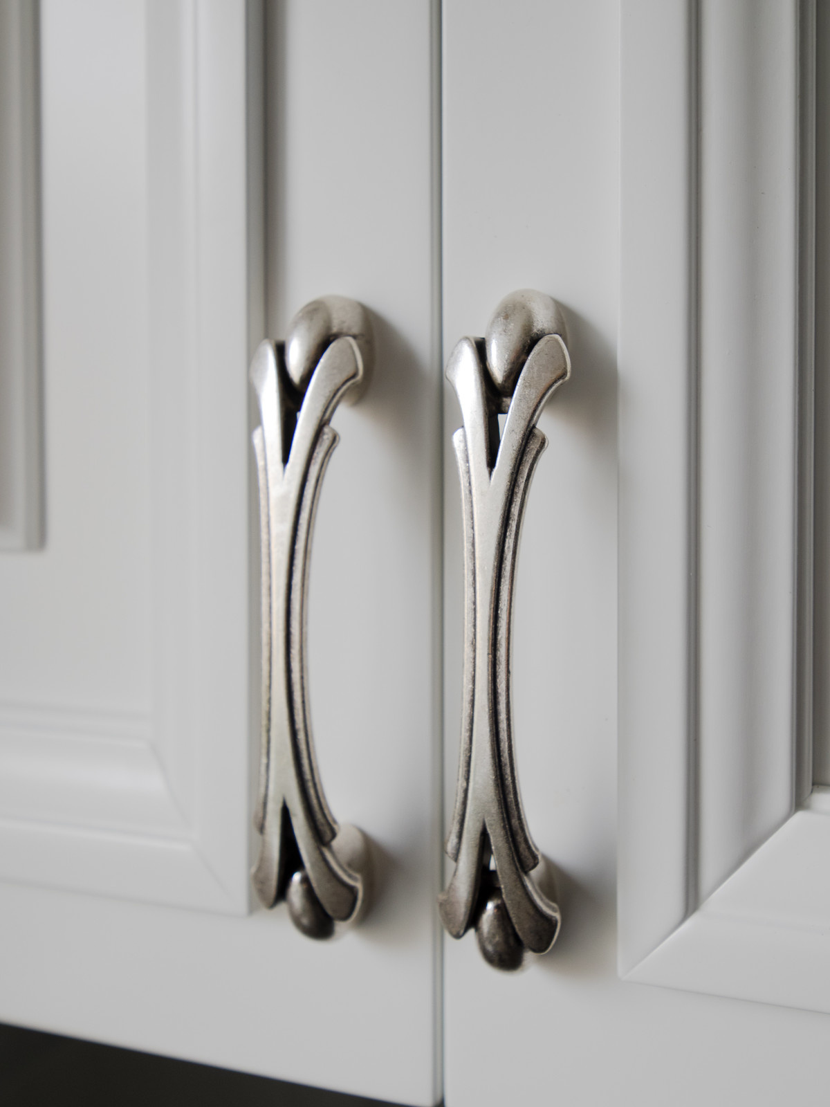 Белая кухня в стиле современная классика