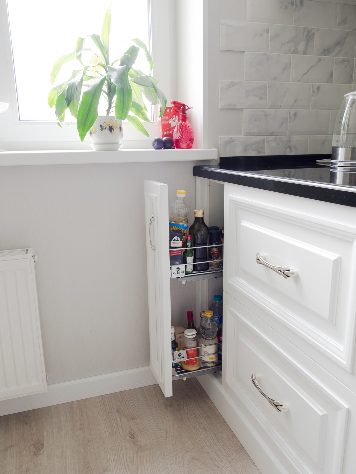 Белая кухня в стиле современная классика