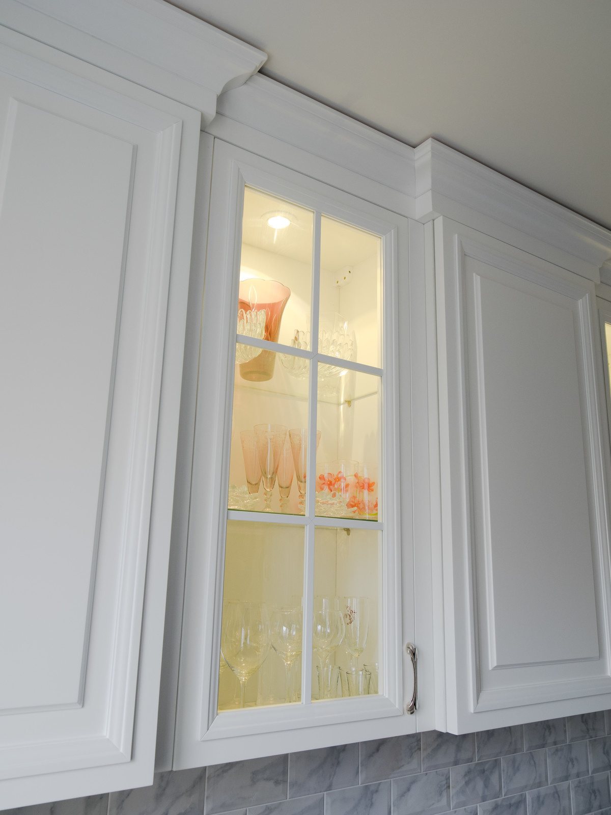 Белая кухня в стиле современная классика