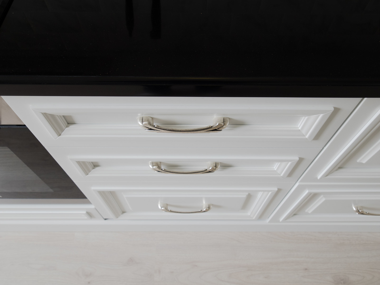 Белая кухня в стиле современная классика