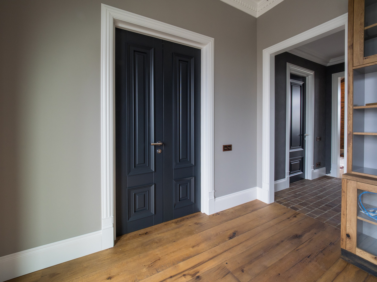 Тёмно-серые двери с белыми наличниками в Пушкарёв переулок