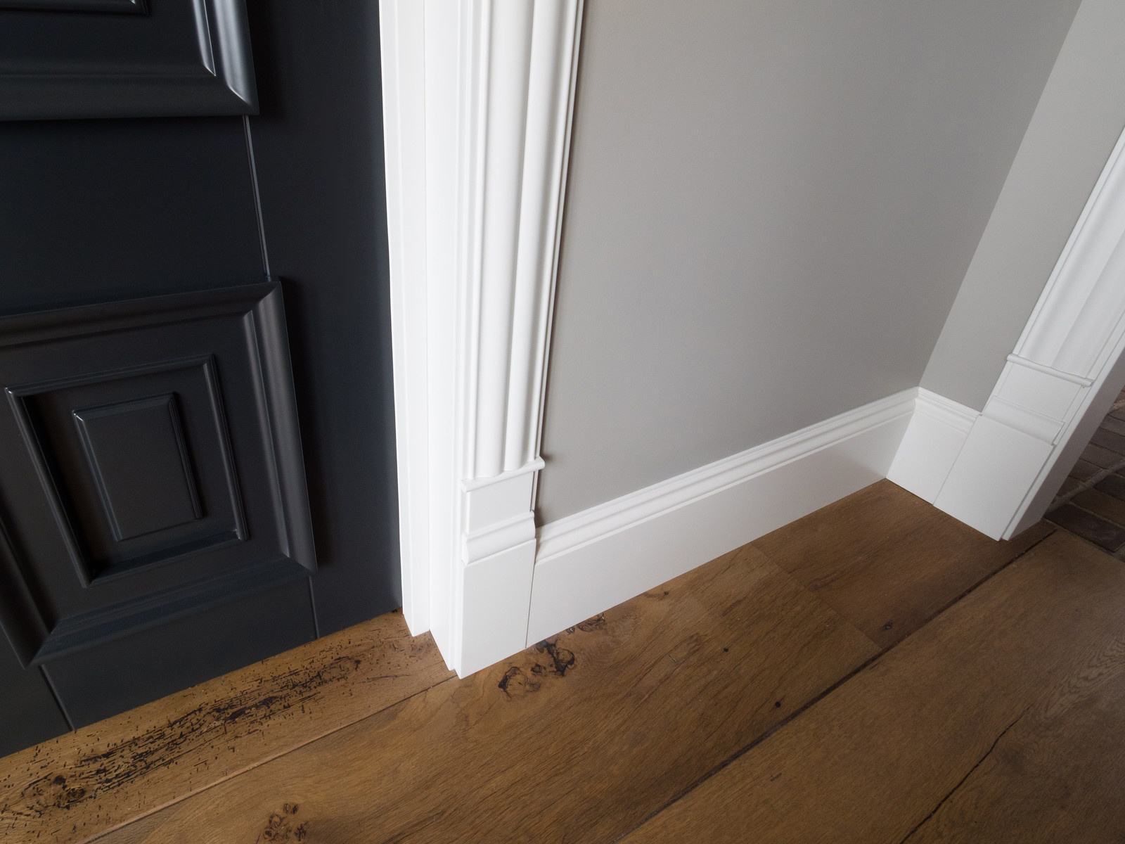 Тёмно-серые двери с белыми наличниками в Пушкарёв переулок