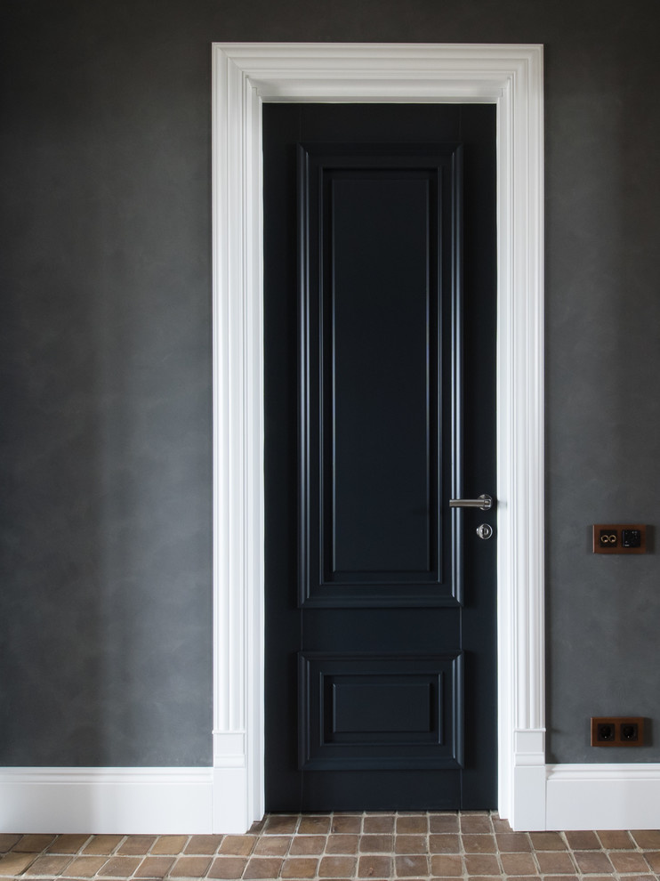 Тёмно-серые двери с белыми наличниками в Пушкарёв переулок