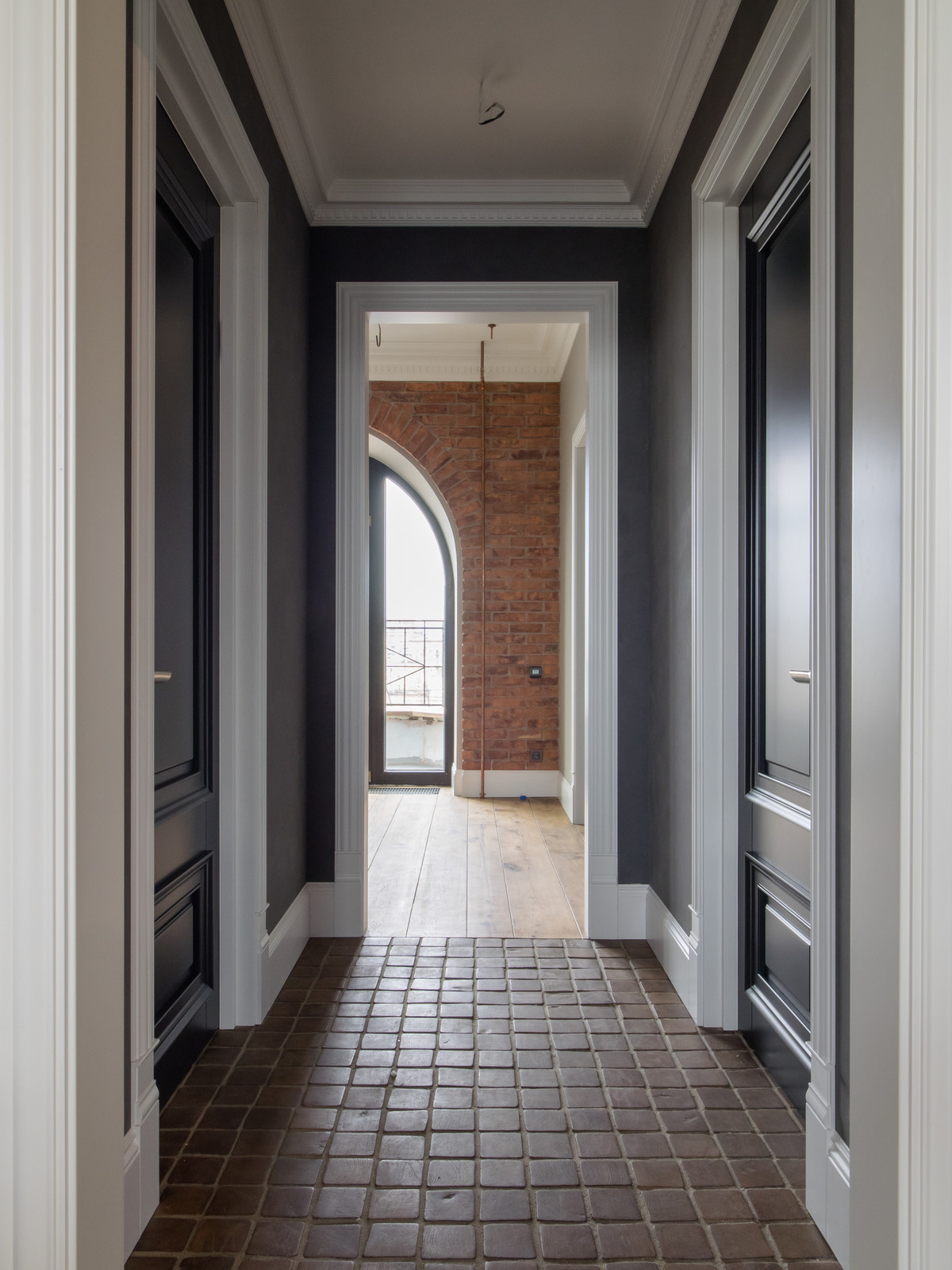 Тёмно-серые двери с белыми наличниками в Пушкарёв переулок