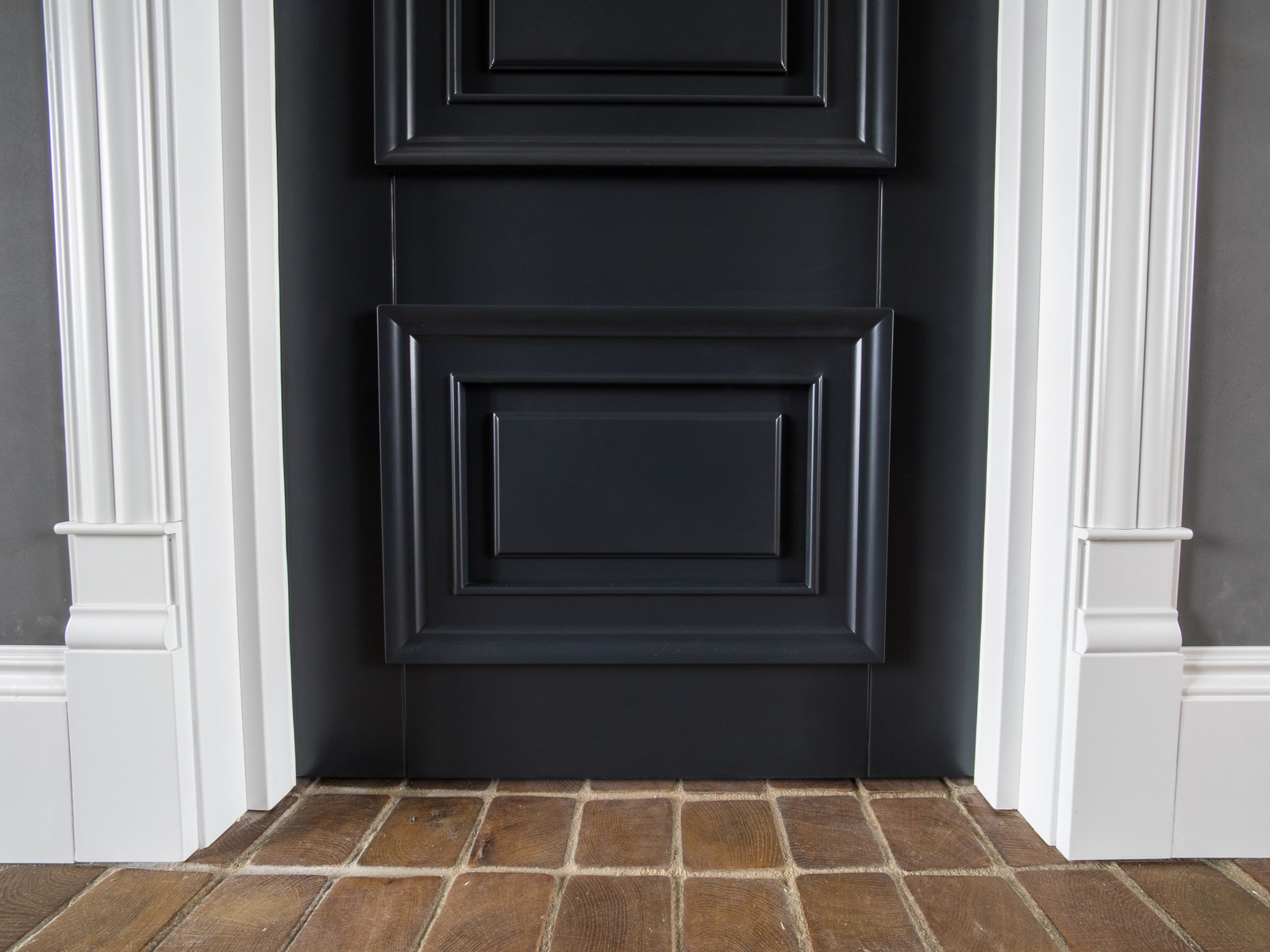 Тёмно-серые двери с белыми наличниками в Пушкарёв переулок