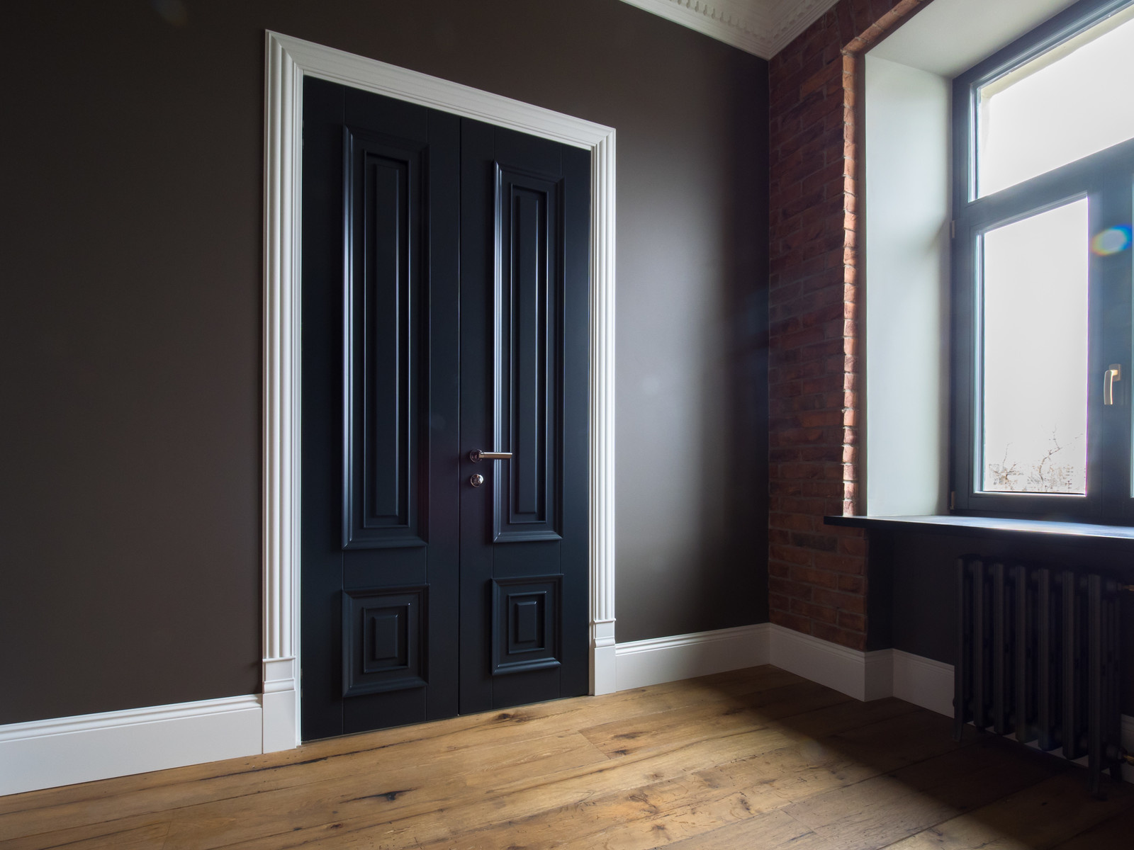 Обложка проекта: Тёмно-серые двери с белыми наличниками в Пушкарёв переулок