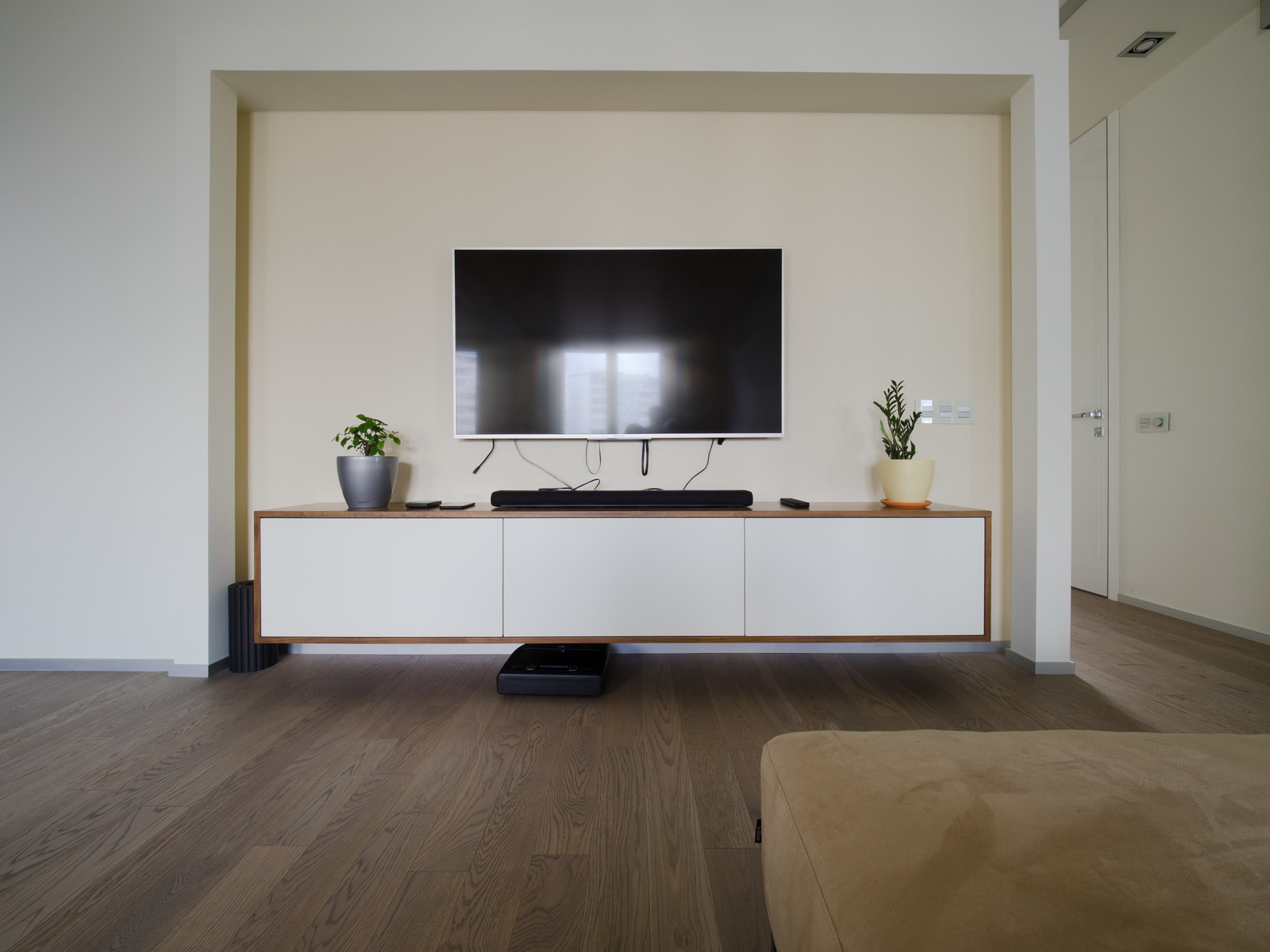 Подвесная тумба под ТВ и полки в шпоне даниэла