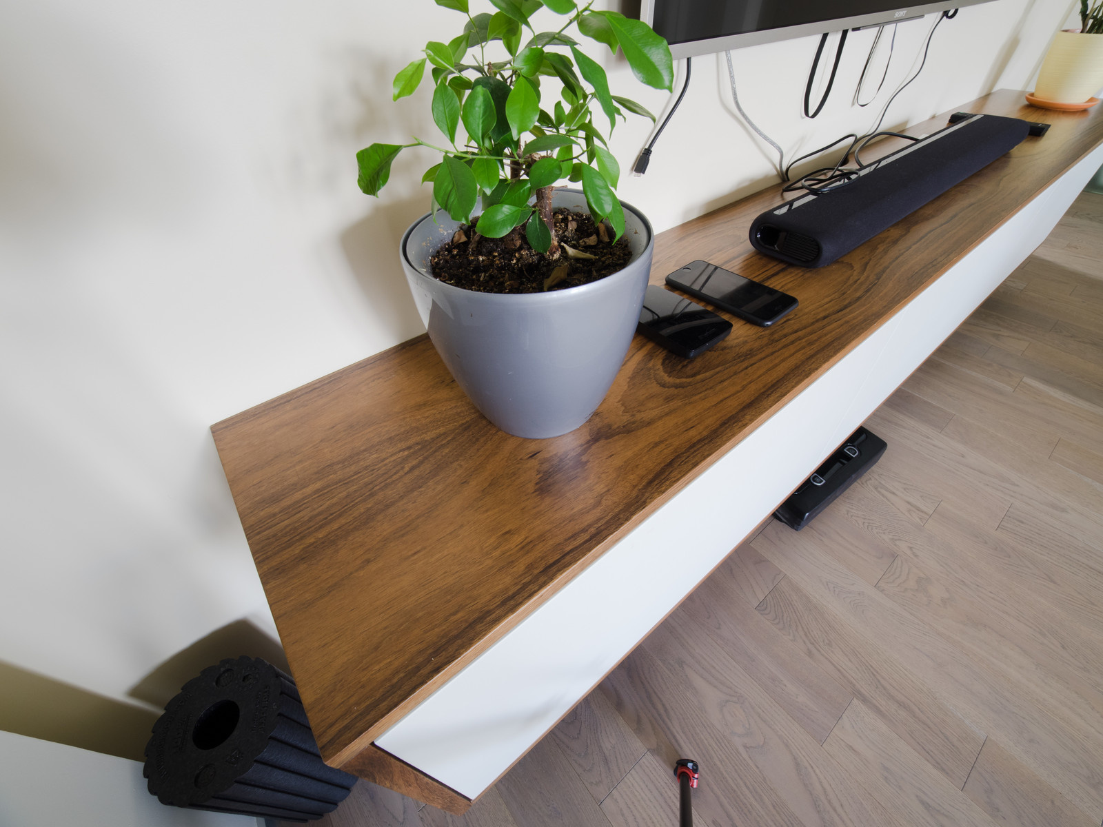 Подвесная тумба под ТВ и полки в шпоне даниэла