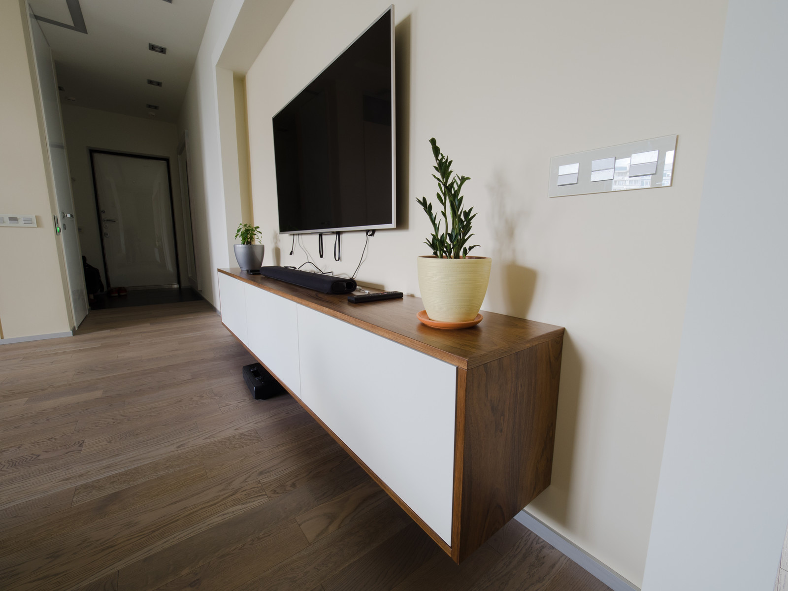 Подвесная тумба под ТВ и полки в шпоне даниэла